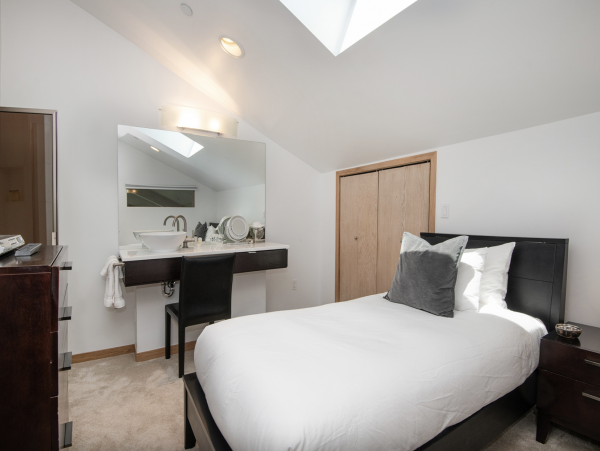 Luxury Vail Village 4 Bedroom Vacation Condo - Walk to Lifts